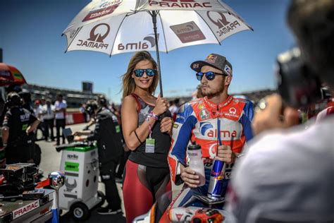 Le Ragazze Più Belle Della Motogp 2018 Ad Assen Olanda Gallery Di Ombrelline Ragazze Sexy