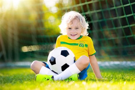 Enfants De Passioné Du Football Du Brésil Le Football De Jeu Denfants Image Stock Image Du
