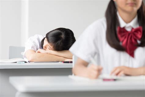 我が子が授業中に居眠りを！その症状「ナルコレプシー」という過眠症かも！？ 健康検定協会