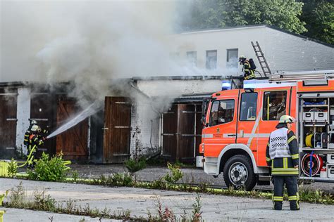 Zweifamilienhaus mit stadel, schuppen und garage in hainsfarth typ: Feuer zerstört mehrere Garagen in der Neustadt | BOS-Inside