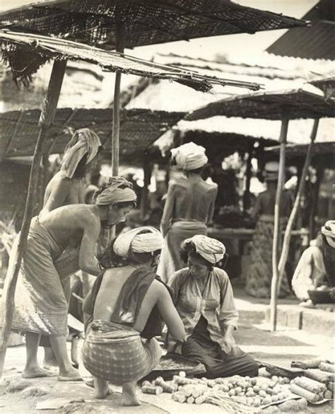 Pasar Tradisional Di Bali Ca 1930 1940 Vintage Pictures Old Pictures Old Photos Bali Girls