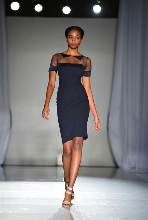 Black shoes pair well with navy suits, particularly the darker shades. What Color Shoes To Wear With Blue Dress