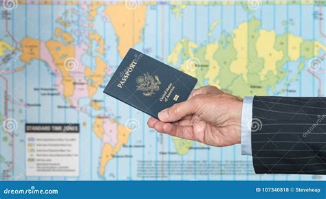 Cidadão Dos EUA Com Passaporte E Mapa Do Mundo Dos Fusos Horários Foto de Stock Imagem de