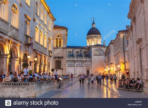 Nestled between the adriatic and the dinaric alps, it's an accessible and affordable city break for many european travelers. Kroatien Dubrovnik Kroatien dalmatinische Küste Dubrovnik ...