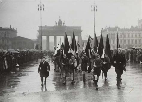 Deutschland bereits im märz 1933 den krieg. LeMO Bestand - Objekt - Hitlerjugend vor dem Brandenburger Tor, 1933