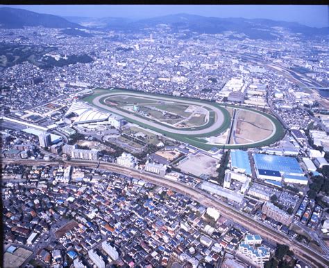 From the first character of 京都 (kyoto), the second character of 大阪 (osaka), and the first character of 神戸 (kobe). 阪神競馬場 | JRAファシリティーズ株式会社