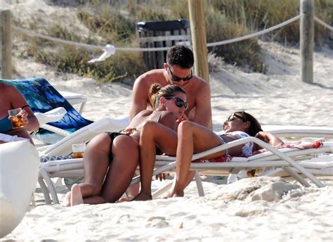 melissa satta che mostra il suo grande culo in bikini in perizoma sulla spiaggia porno foto xxx