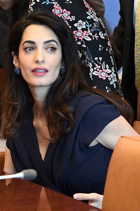 Amal's said to be past her first trimester, and she's already starting to show, so soon enough, everyone will know. Amal Clooney - Starporträt, News, Bilder | GALA.de