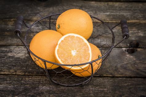 In Scheiben Geschnitten Und Ganze Orangen In Einem Stock Photo