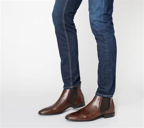 Find out its history, what you should look for when you buy a pair, how you combine them plus its. Bruine chelsea-boots in leder mahoniebruin