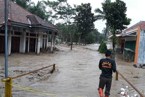 Dalam pesan tersebut, pria atas nama syamsurizal hilang sejak selasa 4 februari 2020 dan tidak dapat dihubungi. 5 Fakta Bencana Banjir dan Longsor di Kabupaten Bogor, 7 ...
