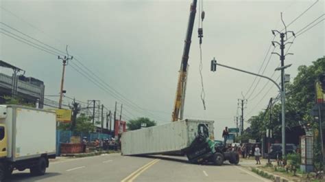 Kumpulan Berita Truk Kontainer Bermuatan Daging Terguling Terbaru Dan