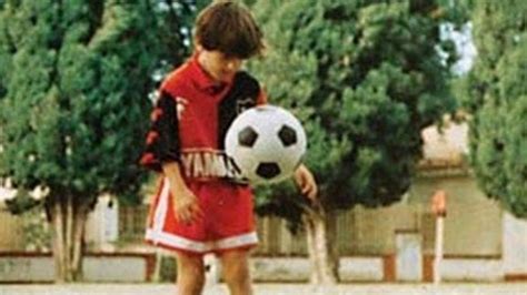 La institución rojinegra acompañó la publicación con una foto de messi cuando homenajeó a diego armando maradona colocándose la camiseta de newells con el número diez en la espalda. VIDEO Revelan golazo inédito de Lionel Messi cuando ...
