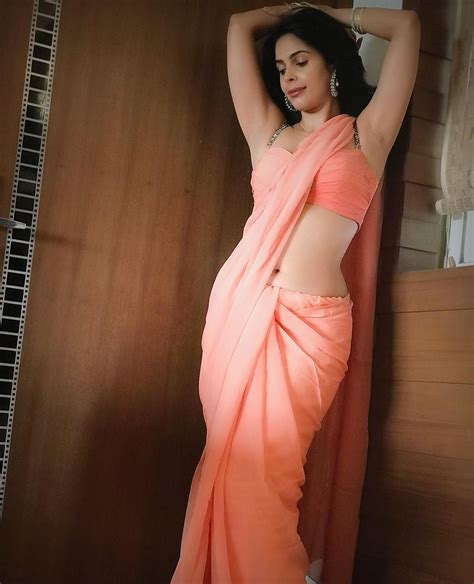 Mallika Sherawat Looks Hot As Actress Flaunts Desi Avatar In Saree See Pics News18
