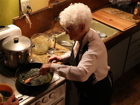 Inicio recetas de cocina estas son las 10 recetas favoritas de las abuelitas. Nonna marihuana: La abuela de 90 años que cocina con cannabis