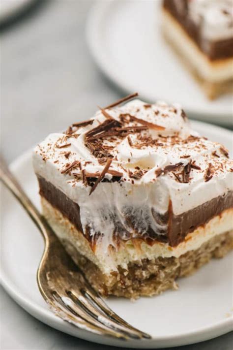 Chocolàte Delight Is à Làyered Pudding Dessert Thàt Looks Impressive