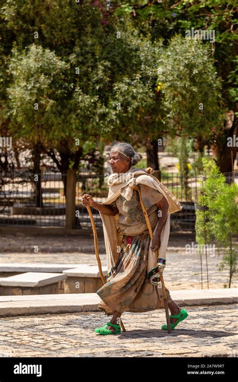 Axum Ethiopia April 27th2019 Orthodox Pilgrim Woman Walk In Front