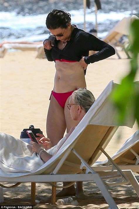 Julia Louis Dreyfus Flaunts A Toned Tummy In Red Bikini In Hawaii Daily Mail Online