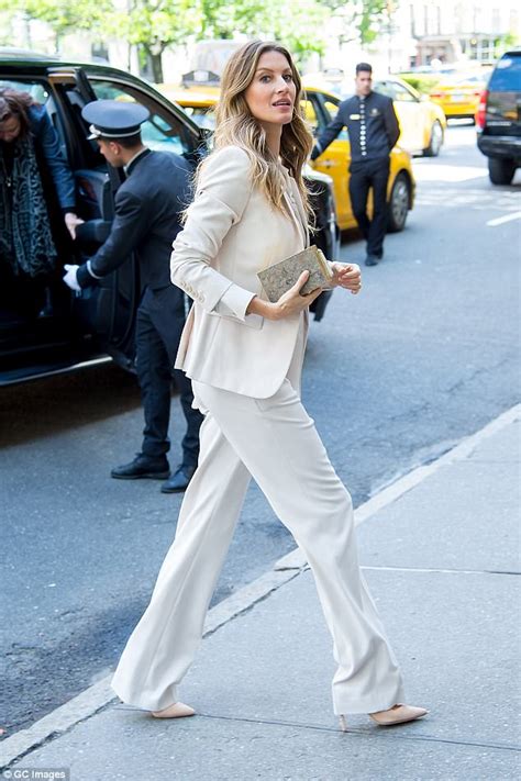 Gisele Bundchen Showcases Very Long Legs In Nyc Daily Mail Online