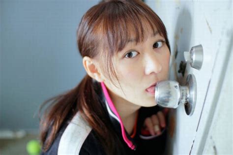 japanese girls licking doorknobs 17 pics