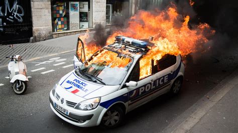 Trouvez les parfaites illustrations spéciales voiture de police sur getty images. VIDEO. Voiture de police incendiée à Paris : des témoins racontent