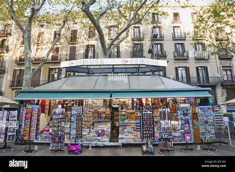 Espagne Barcelone Ramblas Magasin De Souvenirs Kiosque Photo Stock