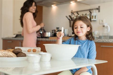 Maman Et Fille Dans La Cuisine Photo Stock Image Du Adulte Maman 83889616