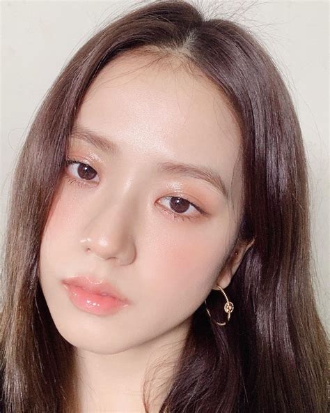Jisoo Pics On Twitter She Has The Prettiest Face Dior Makeup Fashion Makeup Style Ulzzang