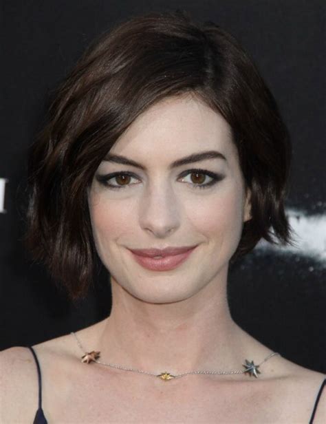 Anne Hathaway Short Wavy Hair Pin On Her Styles Losdosdiner