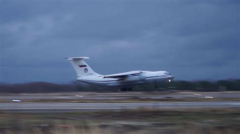 اولین فرود هواپیمای روسی ایلیوشین 76 در یک فرودگاه پوشیده از برف در