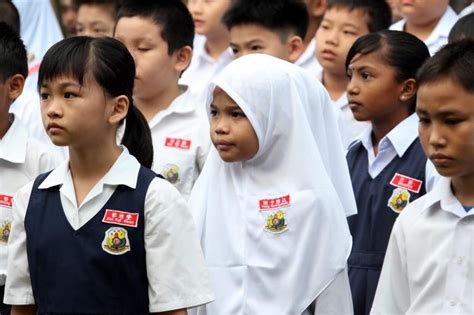 In front of our school, there was a convent school. Sekolah Vernakular dan Sekolah Kebangsaan: Masalah dan ...