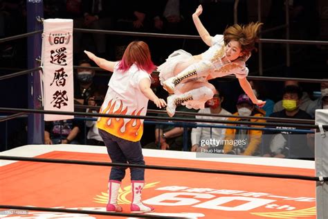 Yuki Mashiro And Sakura Hirota Compete During The Korakuen Hall 60th