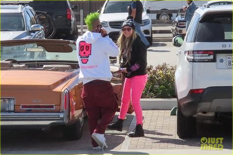 Photo Avril Lavigne Mod Sun Share A Kiss Vday Outing 41 Photo