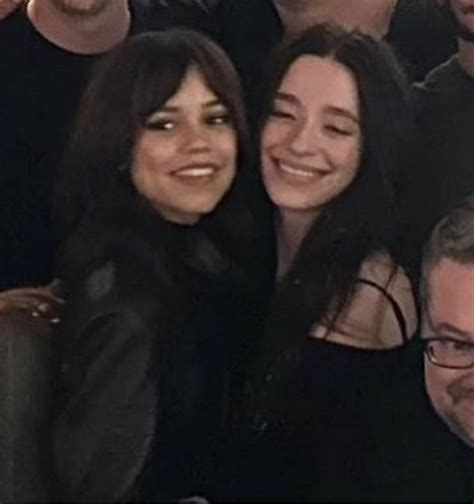 Mikey Madison And Jenna Ortega In The Scream 6 Premier Em 2023 Atrizes Loiras Atrizes Garotas