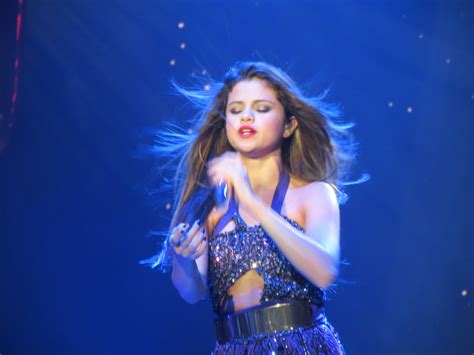Selena Gomez Stars Dance Fallingsparks Wallpaper 39121813 Fanpop