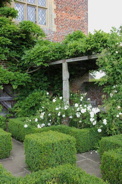 Box Edging And Box Cubes Very Attractive The White Flowers Look Like