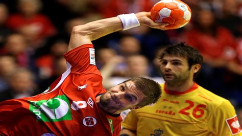 Watch this short tutorial video guide on how team handball in europe is pl. Håndball
