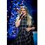 Kelly Clarkson Smiles Through The Pain As She Belts Out Christmas 