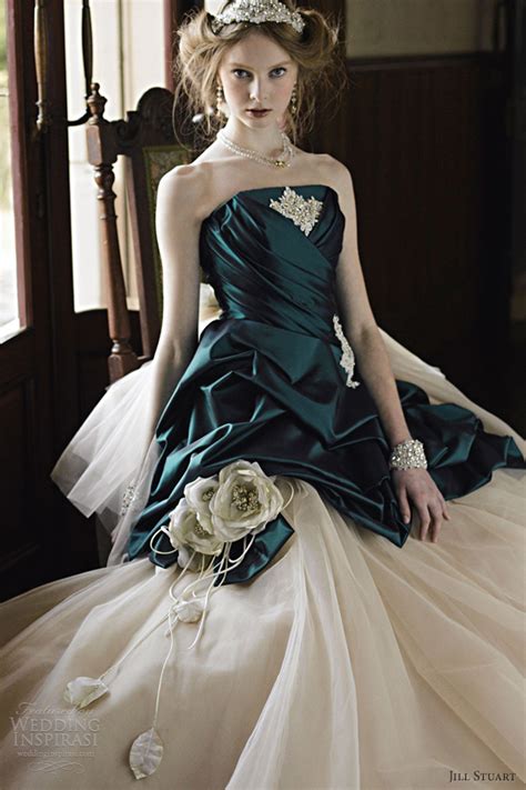 Emerald green dresses are a great choice when you want to bring colour to your look while still retaining a natural element that exudes effortless style. Wedding Dresses with Emerald Green Accents for Unique and ...