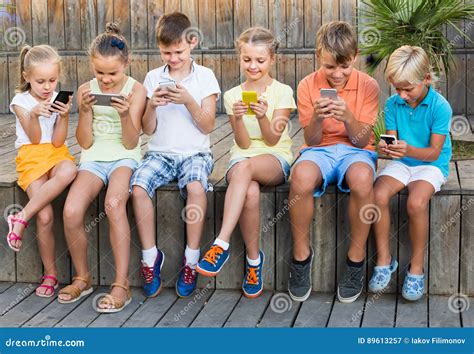 Gruppo Di Bambini Che Giocano Con I Telefoni Cellulari All Aperto Immagine Stock Immagine Di