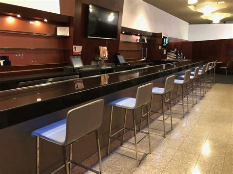 Review United Club Newark Ewr Live And Lets Fly