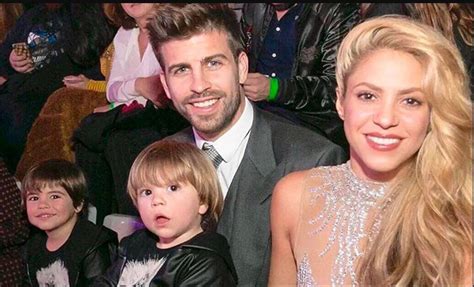 Una Sonriente Shakira Y Un Piqué Con Semblante Serio Se Reúnen Para