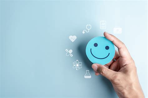 Tangan Memegang Wajah Senyum Bahagia Biru Untuk Konsep Perawatan Medis