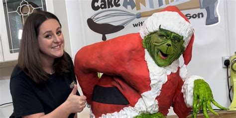 Woman Bakes 5 Foot Tall Grinch Cake Catches Jim Carreys Attention