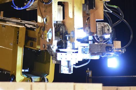 Watch A Giant Bricklaying Robot Build A House In This Time Lapse Video