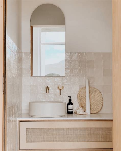 Recreate This Gorgeous Minimal Mediterranean Bathroom