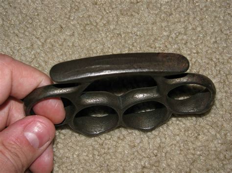 Antique Cast Iron Brass Knuckles Knuckledusters Picture 5