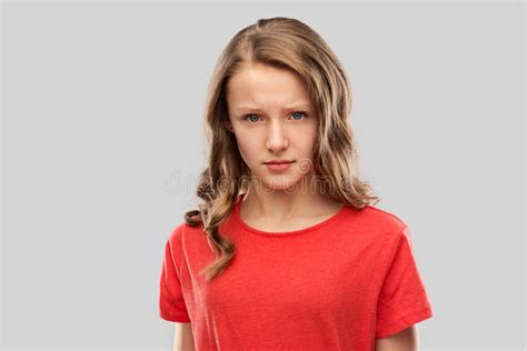 Adolescente Triste O Arrabbiato In Maglietta Rossa Fotografia Stock Immagine Di Accusare