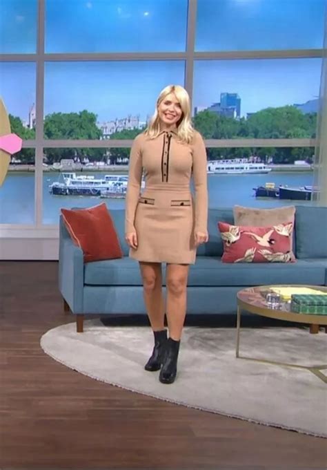 Holly Willoughbys Fans See Faces In Her Knees As She Shows Off
