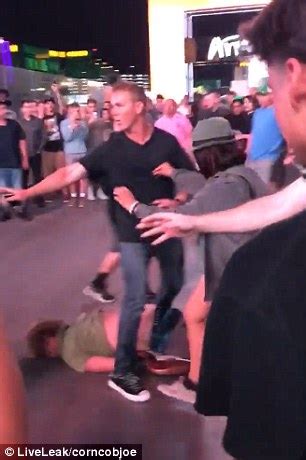 Video Shows Bizarre Fight Between Two Men On Vegas Strip Daily Mail